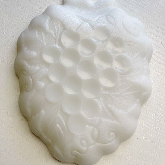 Vintage Milk Glass Strawberry Shaped Grapes Trinket Tray Server - Picture 6 of 8